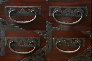 和製アンティーク　明治期から大正期　恵比寿・大黒などの縁起物の吉祥図を表した重厚な金具が目を引く2段重ね箪笥　(R-091604)
