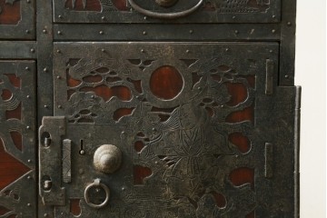 和製アンティーク　明治期から大正期　恵比寿・大黒などの縁起物の吉祥図を表した重厚な金具が目を引く2段重ね箪笥　(R-091604)