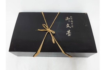 時代物　明治から大正期　松竹梅蒔絵と螺鈿のきらめきが美しい総梨地の御文台　外箱付き　(R-091607)