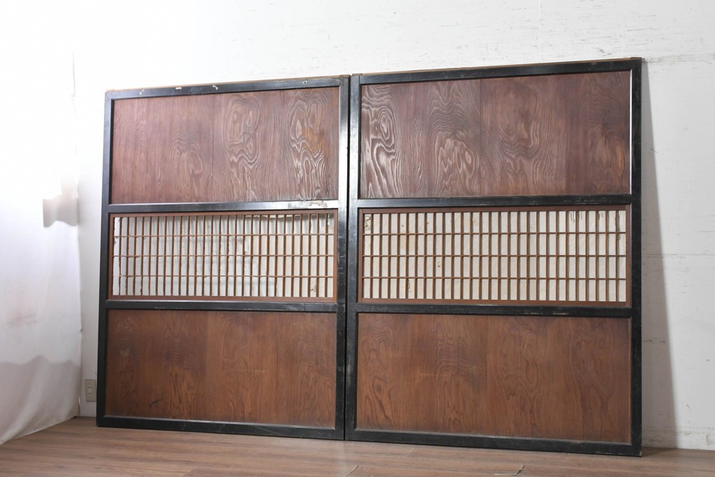 アンティーク建具　昭和初期　木目が際立つ幅広の障子入り帯戸2枚セット　(R-091651)