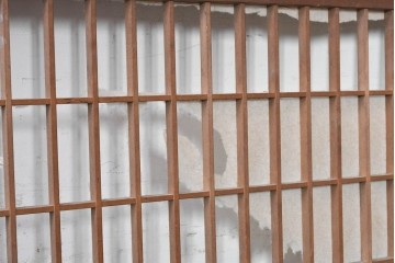 アンティーク建具　昭和初期　木目が際立つ幅広の障子入り帯戸2枚セット　(R-091651)