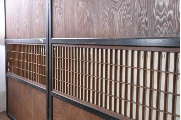 アンティーク建具　昭和初期　木目が際立つ幅広の障子入り帯戸2枚セット　(R-091651)