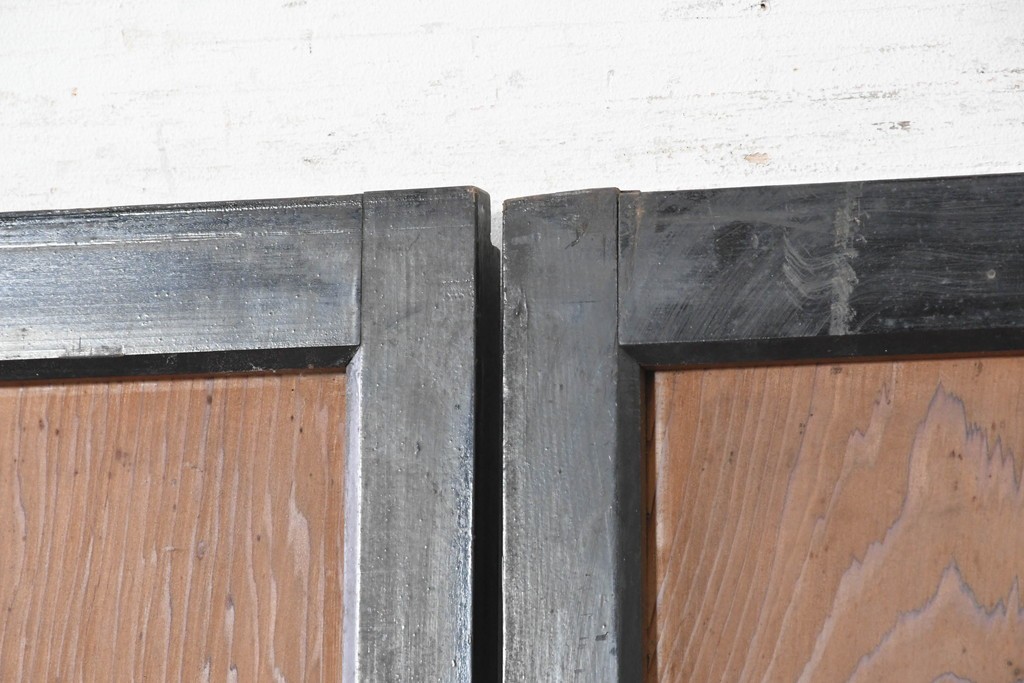 アンティーク建具　昭和初期　木目が際立つ幅広の障子入り帯戸2枚セット　(R-091651)