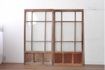 アンティーク建具　昭和初期から昭和中期　素朴な木の風合いを楽しむレトロな格子ガラス戸2枚セット　(R-091655)