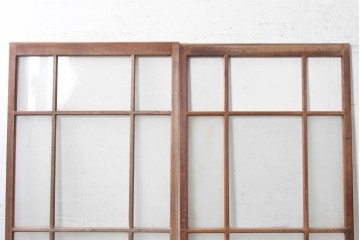アンティーク建具　昭和初期から昭和中期　素朴な木の風合いを楽しむレトロな格子ガラス戸2枚セット　(R-091655)