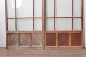 アンティーク建具　昭和初期から昭和中期　素朴な木の風合いを楽しむレトロな格子ガラス戸2枚セット　(R-091655)