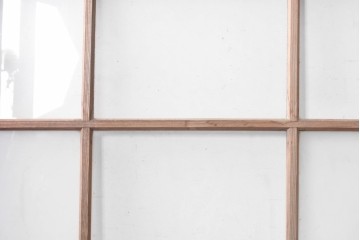 アンティーク建具　昭和初期から昭和中期　素朴な木の風合いを楽しむレトロな格子ガラス戸2枚セット　(R-091655)