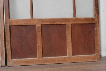アンティーク建具　昭和初期から昭和中期　素朴な木の風合いを楽しむレトロな格子ガラス戸2枚セット　(R-091655)