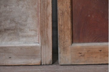 アンティーク建具　昭和初期から昭和中期　素朴な木の風合いを楽しむレトロな格子ガラス戸2枚セット　(R-091655)