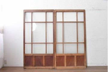 アンティーク建具　昭和初期から昭和中期　素朴な木の風合いを楽しむレトロな格子ガラス戸2枚セット　(R-091655)