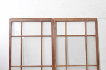 アンティーク建具　昭和初期から昭和中期　素朴な木の風合いを楽しむレトロな格子ガラス戸2枚セット　(R-091655)
