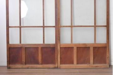 アンティーク建具　昭和初期から昭和中期　素朴な木の風合いを楽しむレトロな格子ガラス戸2枚セット　(R-091655)