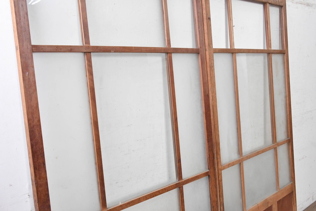 アンティーク建具　昭和初期から昭和中期　素朴な木の風合いを楽しむレトロな格子ガラス戸2枚セット　(R-091655)