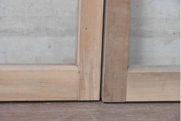 ヴィンテージ建具　昭和中期から昭和後期　レトロモダンな桟組みが魅力のガラス戸2枚セット　(R-091656)