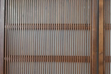 アンティーク建具　昭和初期から昭和中期　裏面ガラス入り　繊細な縦格子とガラス帯が味わい深い格子戸3枚セット　(R-091657)