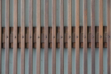 アンティーク建具　昭和初期から昭和中期　裏面ガラス入り　繊細な縦格子とガラス帯が味わい深い格子戸3枚セット　(R-091657)