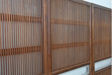 アンティーク建具　昭和初期から昭和中期　裏面ガラス入り　繊細な縦格子とガラス帯が味わい深い格子戸3枚セット　(R-091657)