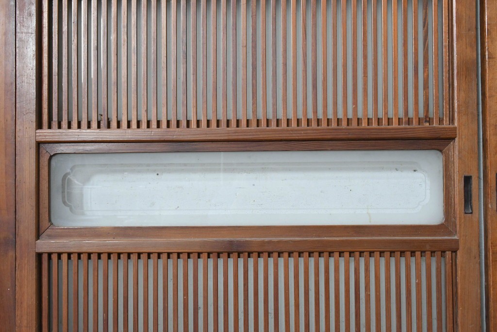 アンティーク建具　昭和初期から昭和中期　裏面ガラス入り　繊細な縦格子とガラス帯が味わい深い格子戸3枚セット　(R-091657)