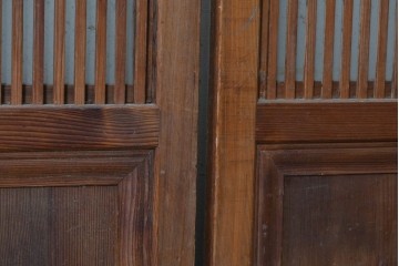 アンティーク建具　昭和初期から昭和中期　裏面ガラス入り　繊細な縦格子とガラス帯が味わい深い格子戸3枚セット　(R-091657)
