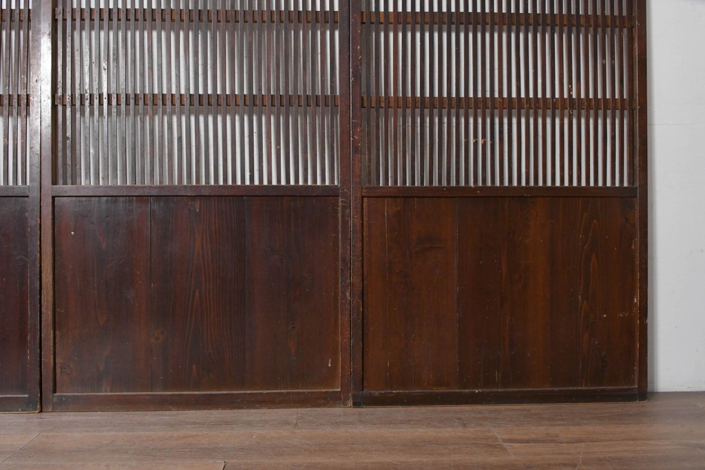 アンティーク建具　明治から大正期　細かな縦格子と腰板が趣深い格子戸4枚セット　(R-091658)