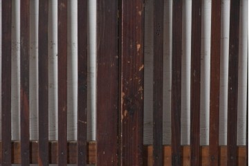 アンティーク建具　明治から大正期　細かな縦格子と腰板が趣深い格子戸4枚セット　(R-091658)