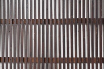 アンティーク建具　明治から大正期　細かな縦格子と腰板が趣深い格子戸4枚セット　(R-091658)