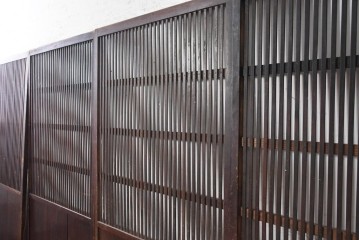 アンティーク建具　明治から大正期　細かな縦格子と腰板が趣深い格子戸4枚セット　(R-091658)