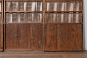 アンティーク建具　明治から大正期　細かな縦格子と腰板が趣深い格子戸4枚セット　(R-091658)