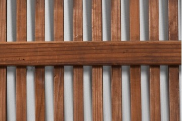 アンティーク建具　明治から大正期　細かな縦格子と腰板が趣深い格子戸4枚セット　(R-091658)
