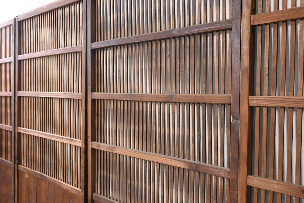 アンティーク建具　明治から大正期　細かな縦格子と腰板が趣深い格子戸4枚セット　(R-091658)
