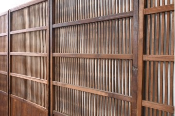 アンティーク建具　明治から大正期　細かな縦格子と腰板が趣深い格子戸4枚セット　(R-091658)