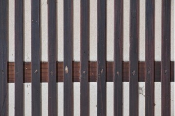 アンティーク建具　明治から大正期　細かな縦格子と腰板が趣深い格子戸1枚　(R-091659)