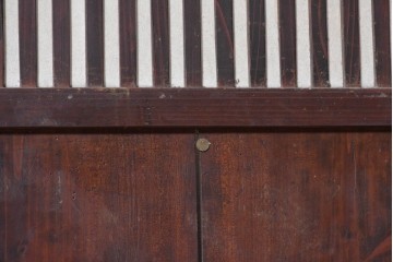 アンティーク建具　明治から大正期　細かな縦格子と腰板が趣深い格子戸1枚　(R-091659)