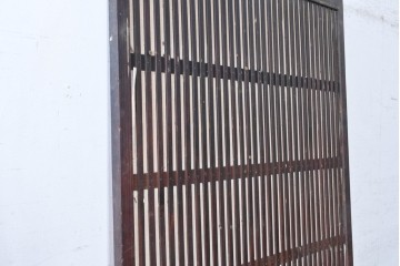 アンティーク建具　明治から大正期　細かな縦格子と腰板が趣深い格子戸1枚　(R-091659)