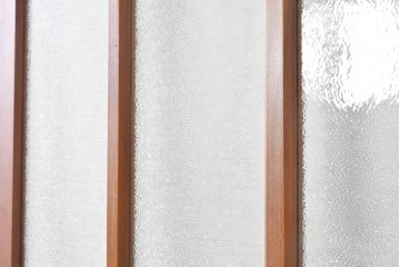ヴィンテージ建具　昭和中期　温かみのある木色と型板ガラスがレトロなドア1枚　(R-091661)