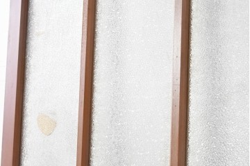 ヴィンテージ建具　昭和中期　型板ガラスとドアノブのプレートがレトロで趣深いドア1枚　(R-091663)