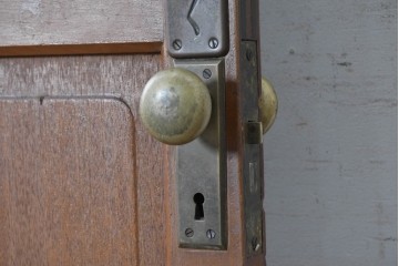 ヴィンテージ建具　昭和中期　型板ガラスとドアノブのプレートがレトロで趣深いドア1枚　(R-091663)