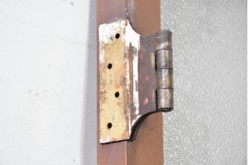 ヴィンテージ建具　昭和中期　型板ガラスとドアノブのプレートがレトロで趣深いドア1枚　(R-091663)