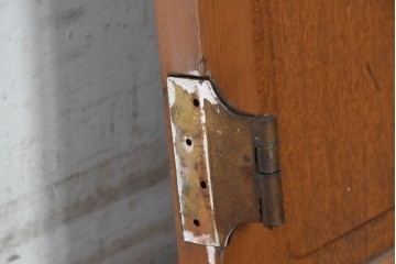 ヴィンテージ建具　昭和中期　型板ガラスとドアノブのプレートがレトロで趣深いドア1枚　(R-091663)
