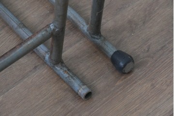 《天板取り付け加工費込み》　和製アンティーク　昭和初期から昭和中期　ヒノキ天板で仕上げる鉄脚学校机4台セット　(R-091672)