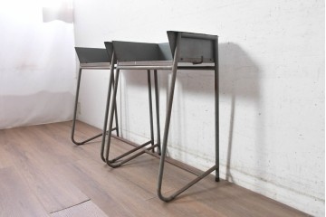 《天板取り付け加工費込み》　和製アンティーク　昭和初期から昭和中期　ヒノキ天板で仕上げる鉄脚学校机2台セット　(R-091673)