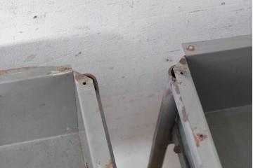 《天板取り付け加工費込み》　和製アンティーク　昭和初期から昭和中期　ヒノキ天板で仕上げる鉄脚学校机2台セット　(R-091673)
