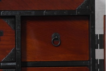 和製アンティーク　明治から大正期　前面欅(ケヤキ)材　漆塗り　赤褐色の木肌と飾り金具が重厚感を添える庄内小箪笥　(R-091679)