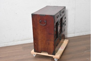 和製アンティーク　明治から大正期　前面欅(ケヤキ)材　漆塗り　赤褐色の木肌と飾り金具が重厚感を添える庄内小箪笥　(R-091679)
