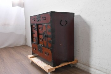 和製アンティーク　明治から大正期　前面欅(ケヤキ)材　漆塗り　赤褐色の木肌と飾り金具が重厚感を添える庄内小箪笥　(R-091679)