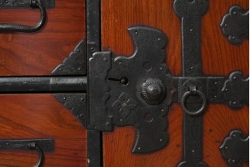 和製アンティーク　明治から大正期　前面欅(ケヤキ)材　漆塗り　赤褐色の木肌と飾り金具が重厚感を添える庄内小箪笥　(R-091679)