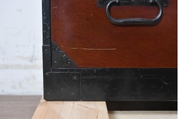 和製アンティーク　明治から大正期　前面欅(ケヤキ)材　漆塗り　赤褐色の木肌と飾り金具が重厚感を添える庄内小箪笥　(R-091679)
