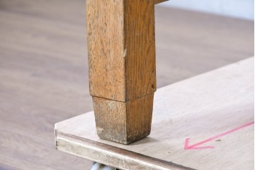 和製ヴィンテージ　昭和中期　ナラ材　引き出し5杯を備えたレトロな雰囲気の片袖デスク　(R-091681)