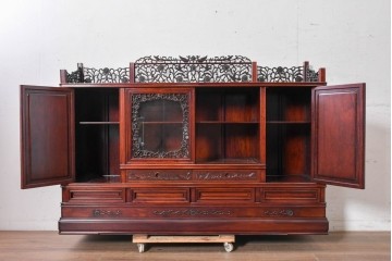 和製ヴィンテージ　花梨材　花鳥彫刻と透かし彫りをふんだんにあしらった優美なサイドボード　(R-091683)