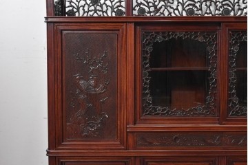 和製ヴィンテージ　花梨材　花鳥彫刻と透かし彫りをふんだんにあしらった優美なサイドボード　(R-091683)